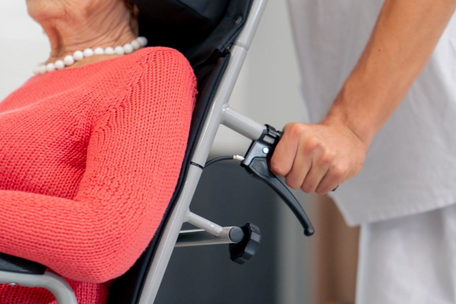 You are currently viewing What is a Lift Chair? | Features, Costs, and Benefits